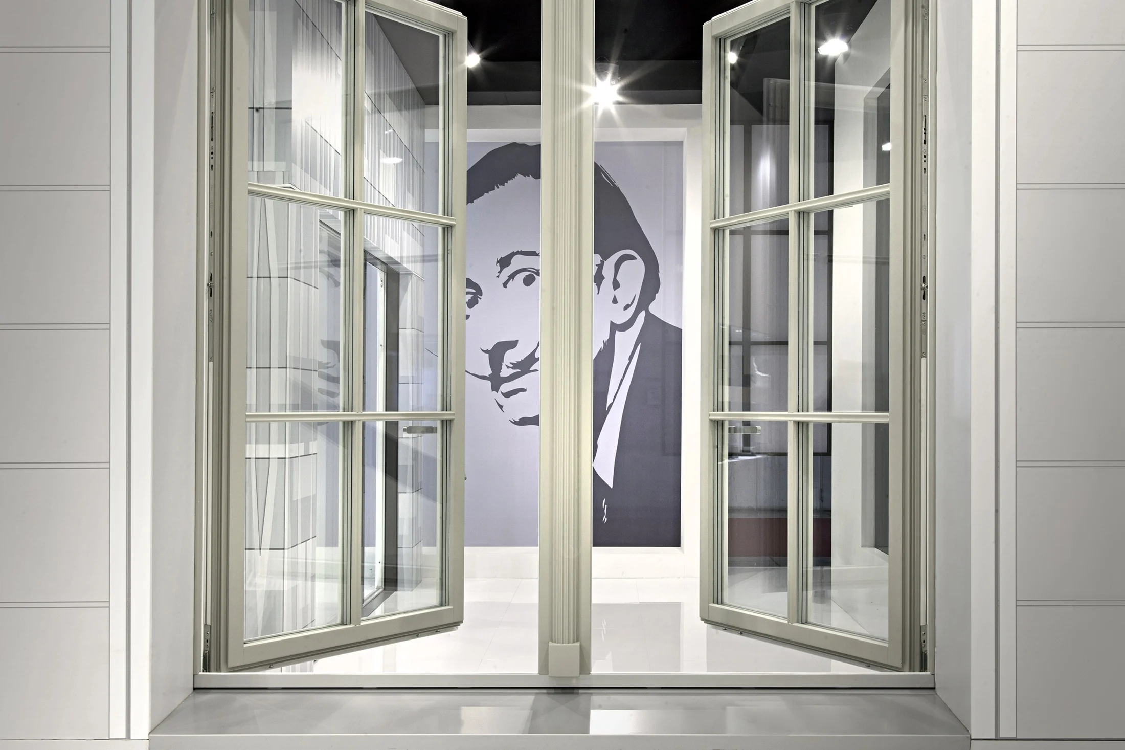 Finestre a battente esposte nello showroom Expo Brescia by Italserramenti a San Zeno Naviglio